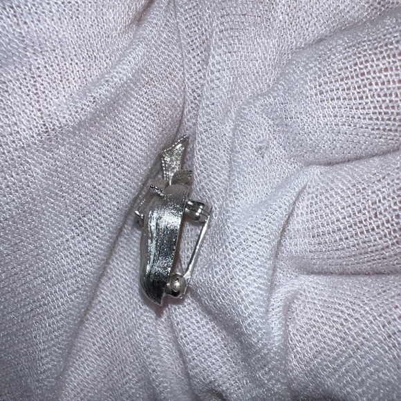 Vintage Miniature 1" Trifari Brushed Silver Plated Strawberry Pin Brooch - Picture 4 of 16